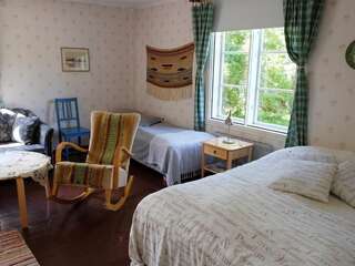 Отели типа «постель и завтрак» Bed & Breakfast Sypressi Mathildedal Четырехместный номер с ванной комнатой-1
